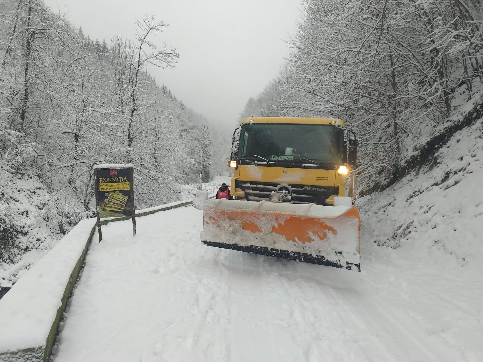 Utilajele de deszăpezire au intervenit pe mai multe drumuri județene din Hunedoara