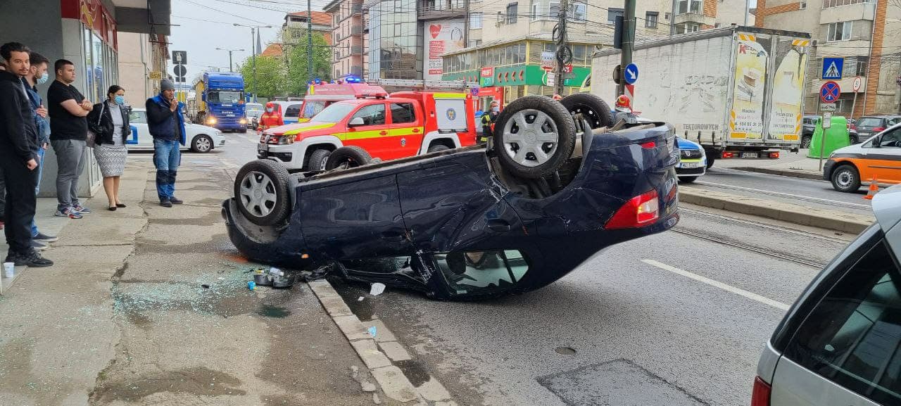 Accident în Timișoara. Femeie acroşată de un autoturism care s-a răsturnat pe trotuar