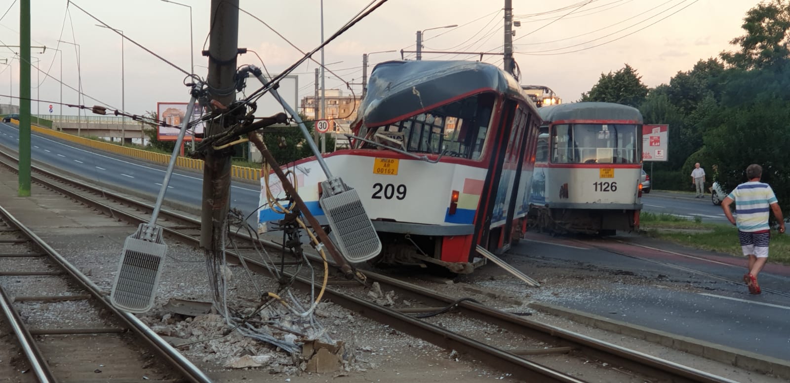 Tramvaiele își vor relua circulația abia vineri în zona în care o garnitură a deraiat