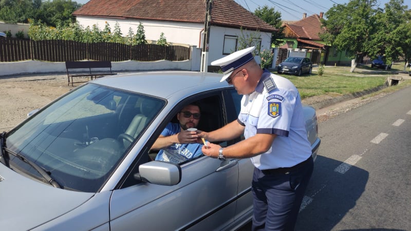 Șoferii de cursă lungă, opriți la o cafea de Poliția Rutieră