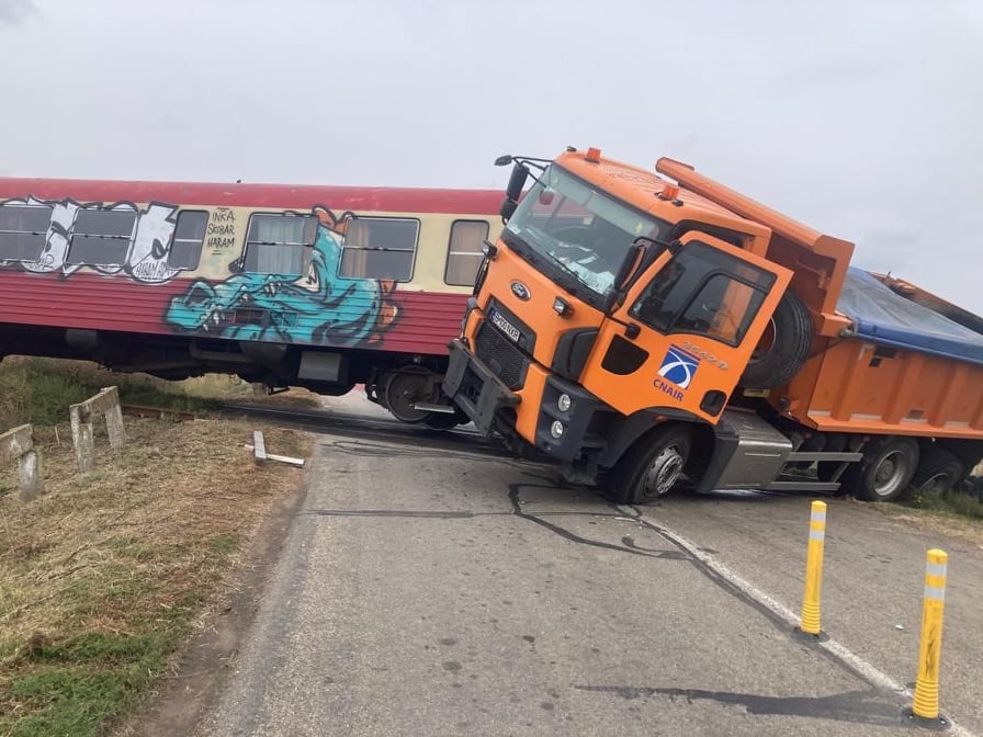 Mecanicul unui tren şi şoferul unui camion, transportaţi la spital, în urma unei coliziuni în Timiș