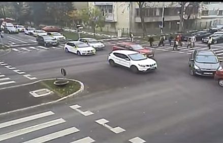 Intersecție blocată în centrul Timișoarei de părinții care își iau copiii de la școală. Primăria caută soluții