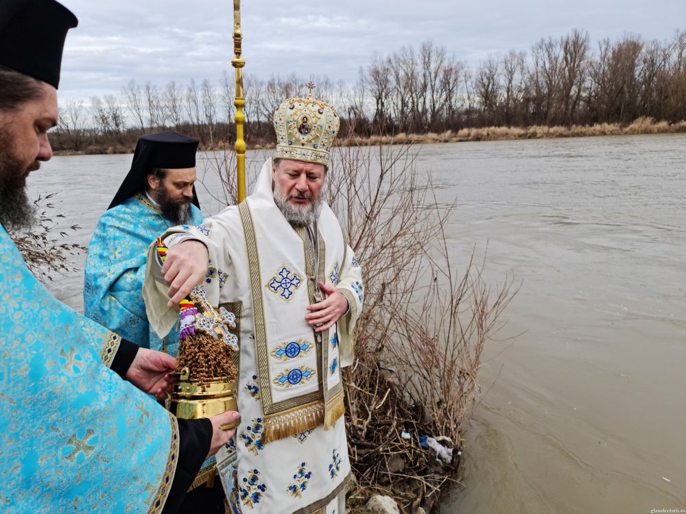 Au fost sfințite din nou apele Mureșului la mănăstirea Hodoș-Bodrog