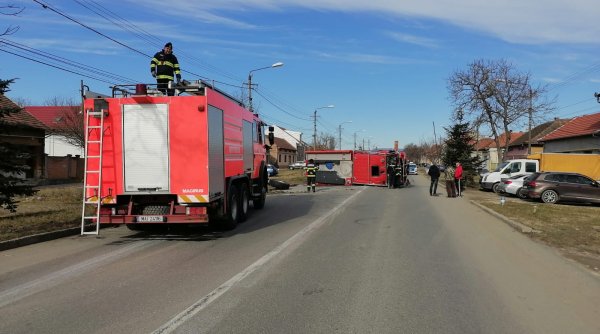 Maşină de pompieri implicată într-un accident la Caransebeş