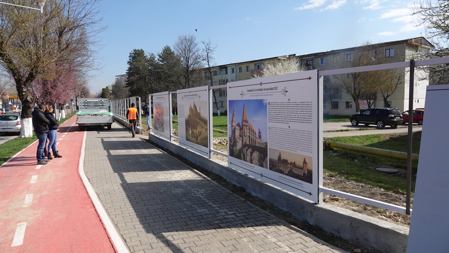 Drumul Corvinilor, expoziţie în aer liber pe bulevardul care duce spre Castelul Corvinilor