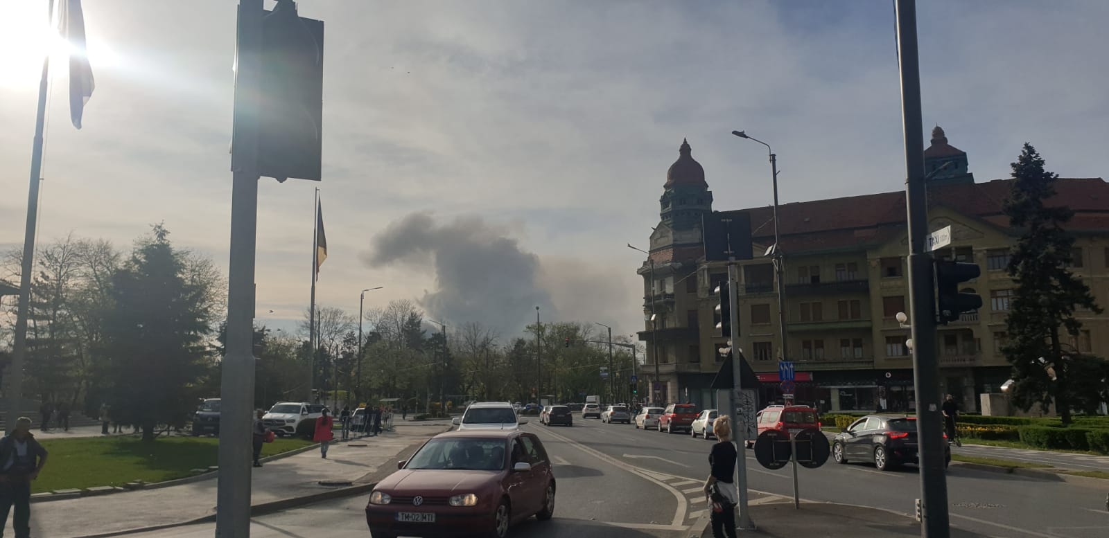 Incendiu cu mari degajări de fum, la o fostă fabrică de ţigarete din Timiș