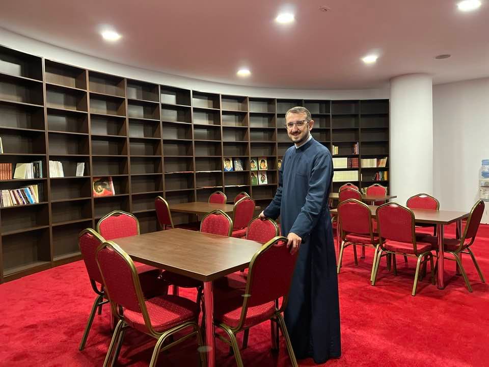 Povestea bibliotecii din noua biserică ridicată în comuna Giroc