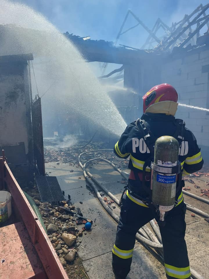 Incendiu de proporții într-o localitate din județul Hunedoara