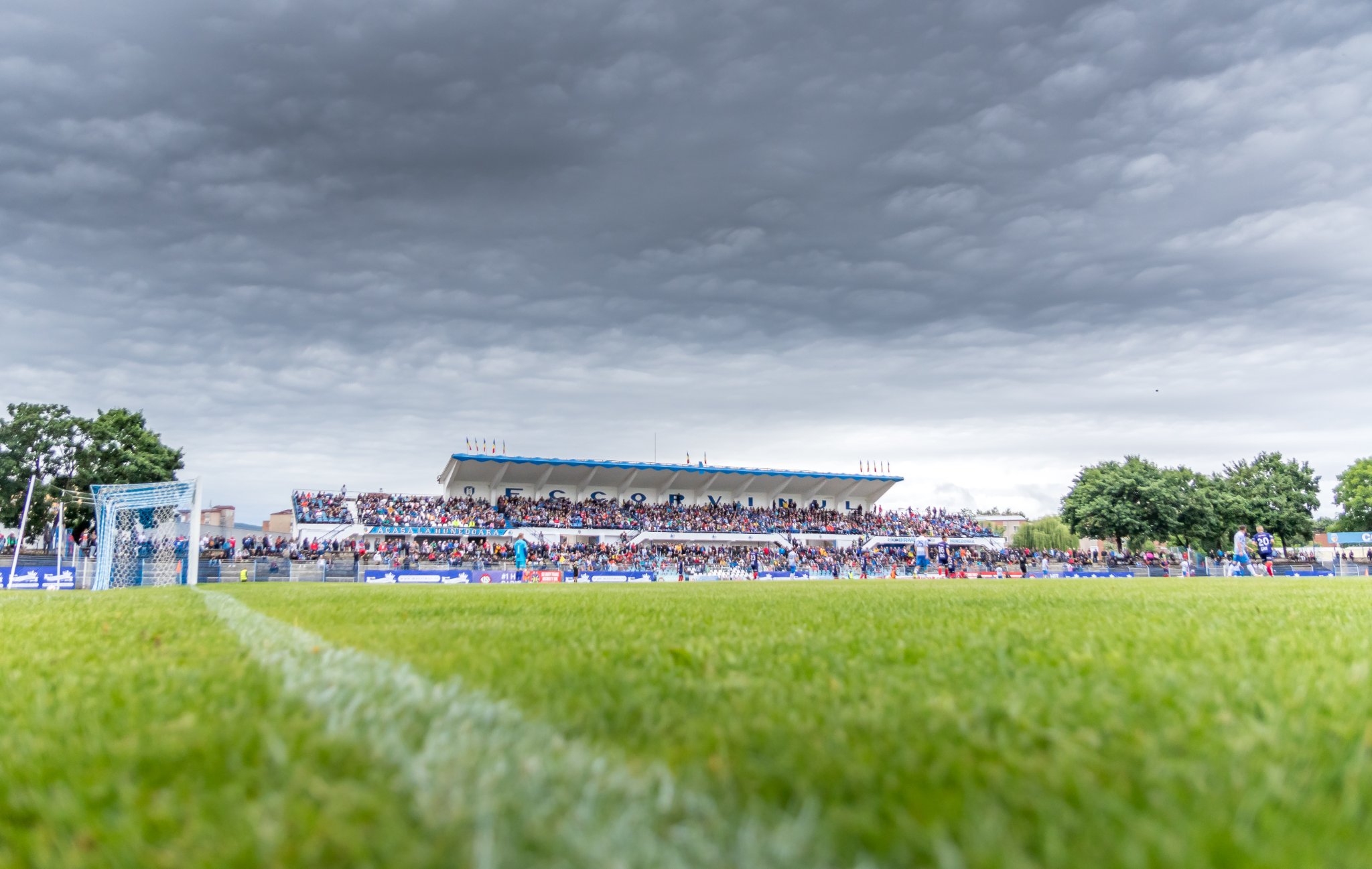 AUDIO / Hunedoara ”umple” stadionul în barajul cu Baia Mare; și la Dumbrăvița va fi cel mai numeros public din istoria echipei!