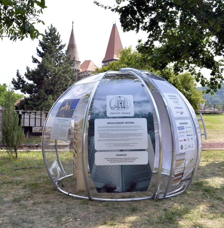 Bibliotecă mobilă amenajată într-un iglu istoric la Castelul Corvinilor