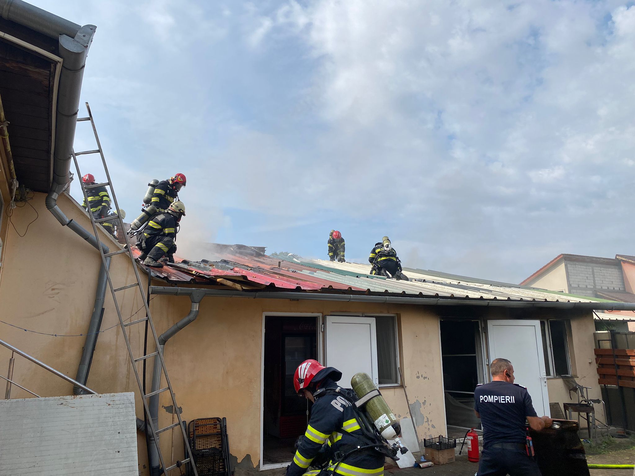 Incendiu la un fast-food din Arad înainte de deschidere pentru clienţi