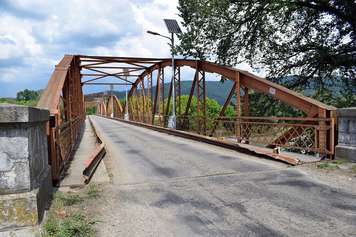 Degradări la podul peste Mureş de la Săvârşin, descoperite după scăderea nivelului apei