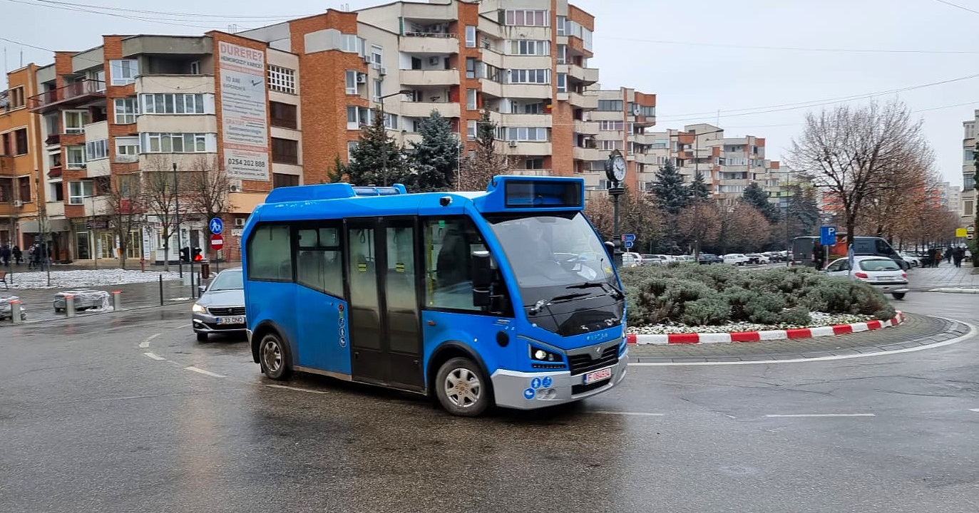 Elevii din Deva, transportaţi la şcoală cu primele microbuze electrice