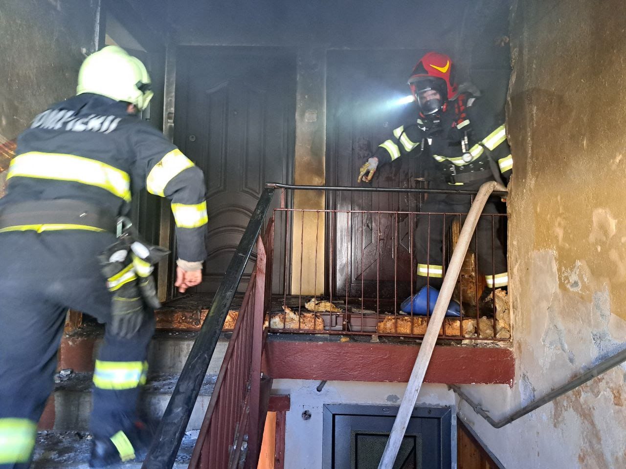 Explozie urmată de un incendiu într-un bloc din Timiș