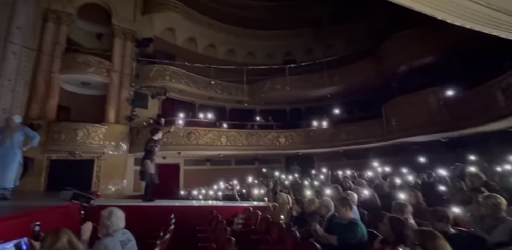 Teatru la lumina lanternelor telefoanelor din public, la Timișoara. Spectacole afectate de o pană de curent