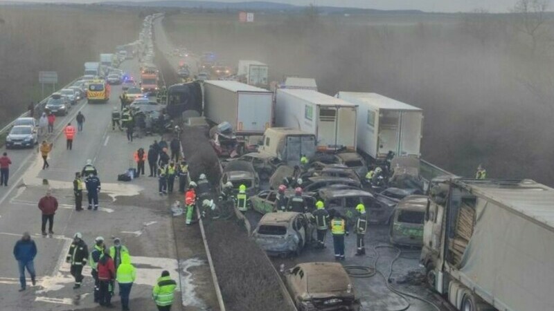 Carambol uriaş în Ungaria din cauza unei furtuni de praf. MAE: Cinci români implicaţi în accident