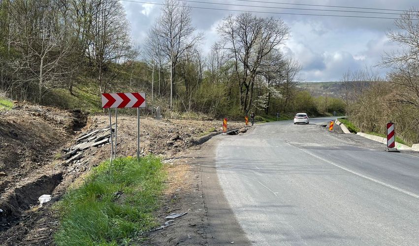 Soluție temporară pe DN 6 la Plugova, zonă afectată de o alunecare de teren