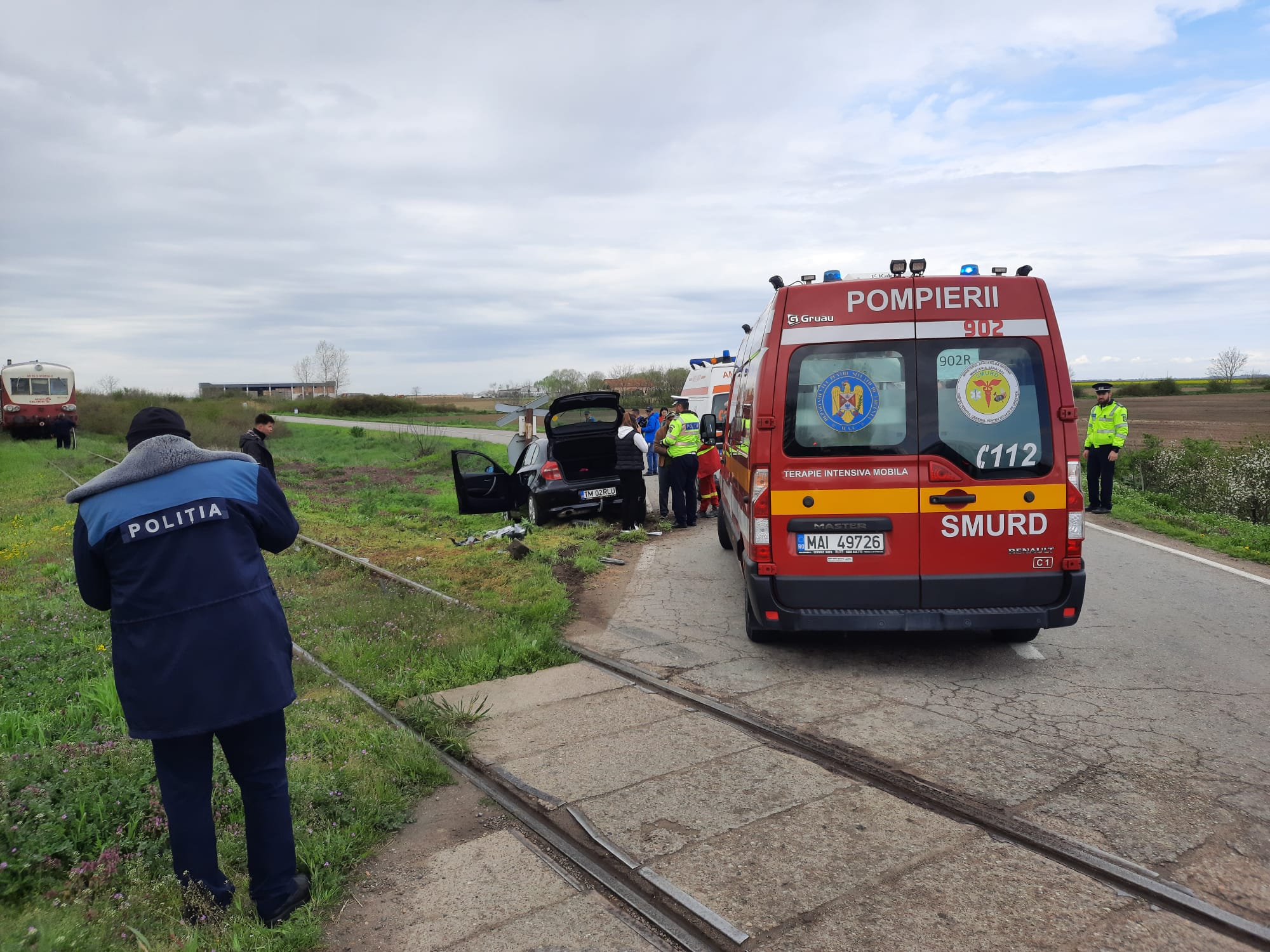 Trei răniți după ce o mașină a fost lovită de tren la Peciu Nou