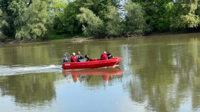 Cadavrul unui copil a fost recuperat din Mureş, posibil ultima victimă a bărcii răsturnate în aprilie