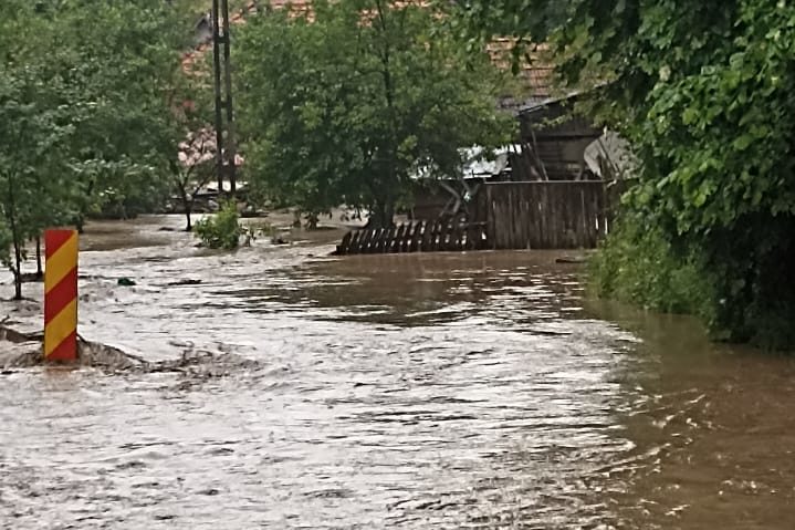 Avertizare de viituri și inundații în vestul țării