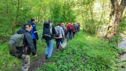 Zece turişti, între care cinci copii, salvaţi după ce s-au rătăcit în Cheile Caraşului