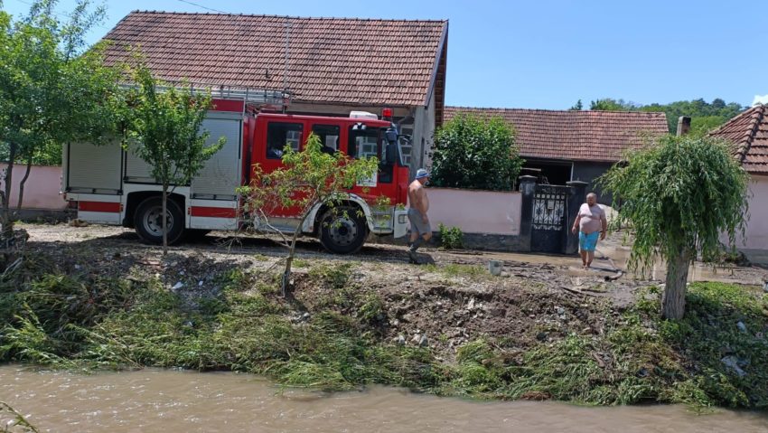 Efectele inundațiilor grave de la Săvârșin, înlăturate în mai puțin de o zi