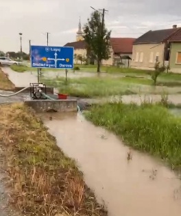 Rupere de nori în Timiș. Pompierii au intervenit pentru evacuarea apei din mai multe curţi şi subsoluri