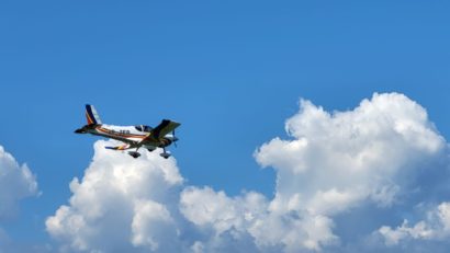 Cei mai buni piloți din țară se întrec la Deva în Campionatul de acrobație cu avionul