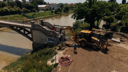 A început demolarea pasarelei Gelu-Crizantemelor