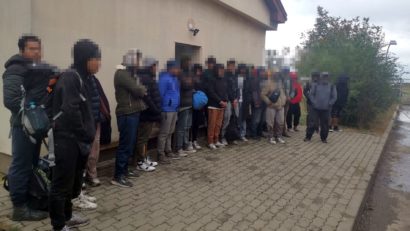 30 de migranţi care încercau să treacă ilegal frontiera în Serbia, depistaţi de poliţiştii de frontieră