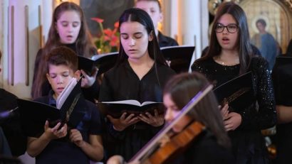 Copiii de la Academia de Arte “Lugoj Clasic” susțin un concert de colinde la Primăria din Viena