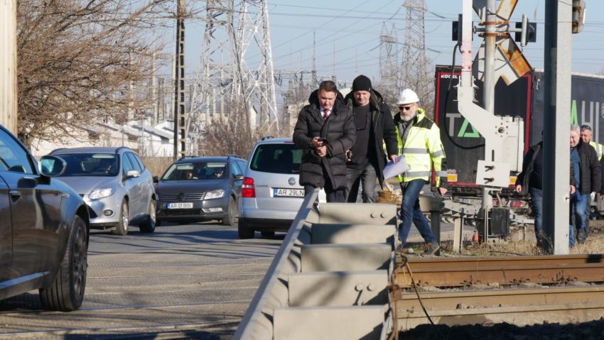 Bariera de la intrarea în Arad dinspre Șiria ar putea fi păstrată. Discuții între primari din Arad și reprezentanții CFR