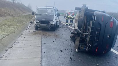 Autoutilitară de transport mașini răsturnată pe autostradă în județul Hunedoara