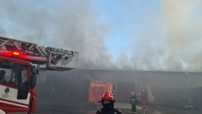 Incendiu de proporții la o hală de mărfuri de lângă Timișoara