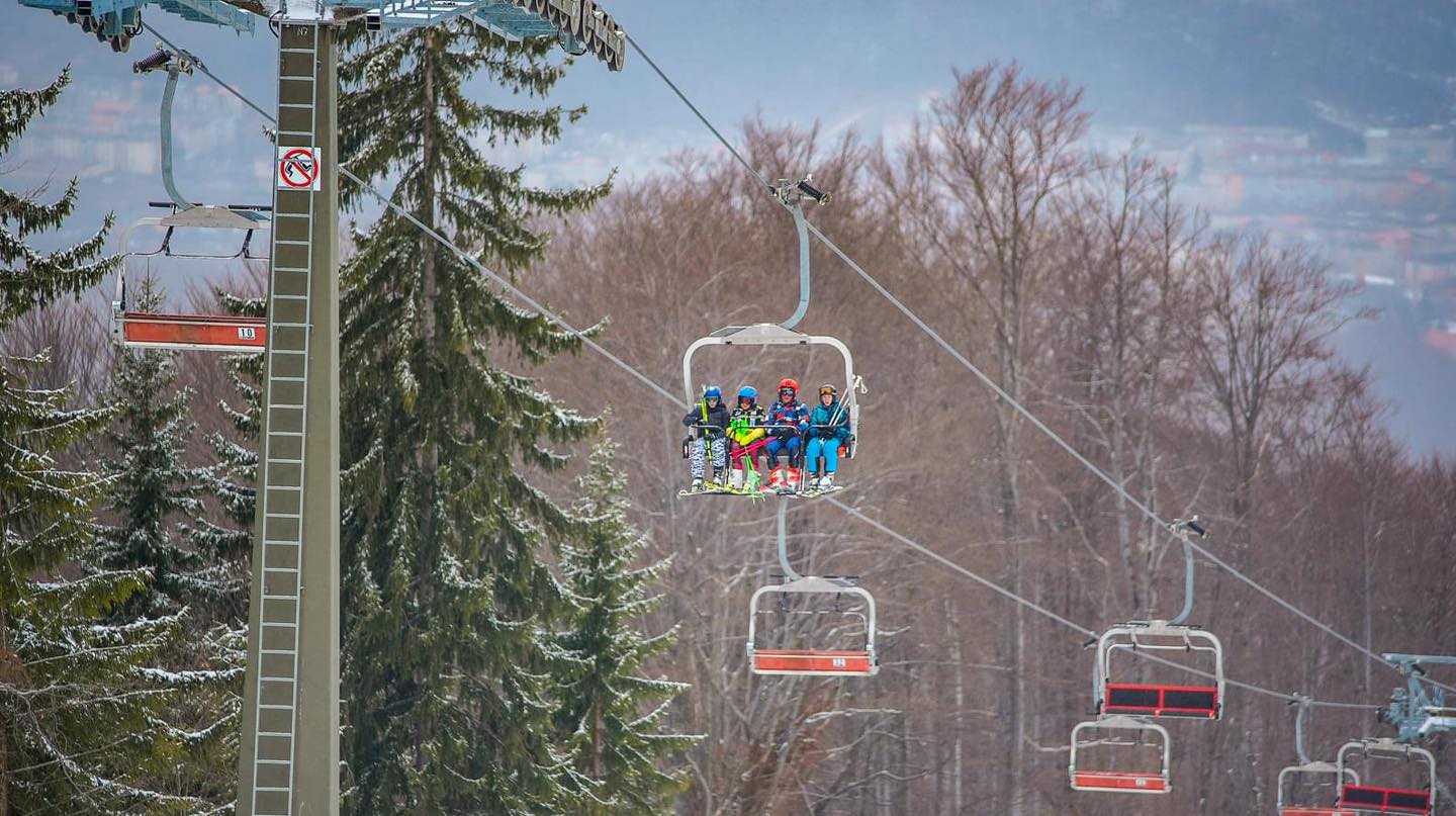 Stațiunile montane din județul Hunedoara, pregătite pentru turiști. Începe vacanța de schi a elevilor