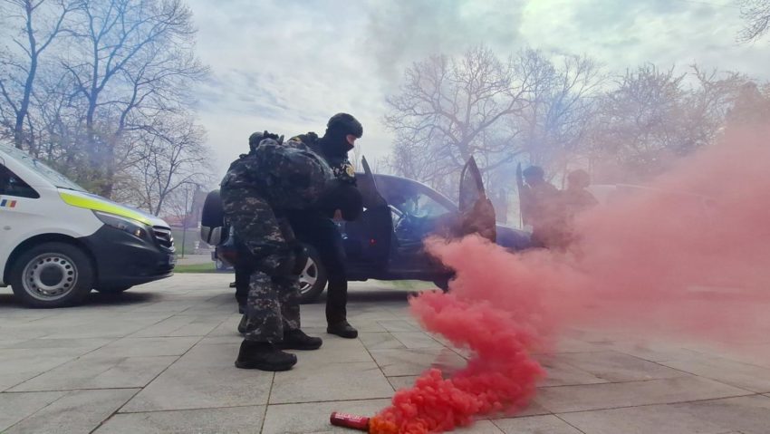 Desfășurare de forțe, în Parcul Catedralei din Arad. Poliția organizează “Ziua Porților Deschise”