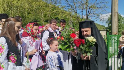 Sute de credincioși au parcurs Drumul Crucii în vinerea Floriilor la Ciudanovița