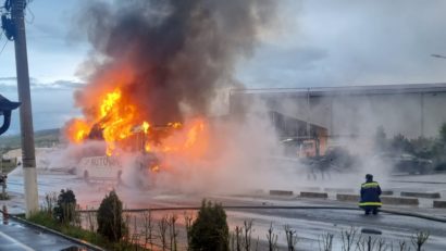 Un autobuz care transporta elevi a luat foc la Moldova Nouă