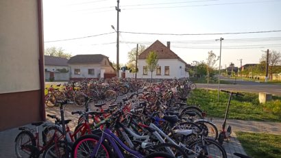 „O mare de biciclete” în faţa şcolii dintr-o localitate arădeană, unde jumătate dintre elevi pedalează