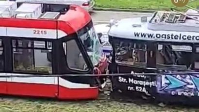 Două tramvaie s-au ciocnit la Arad