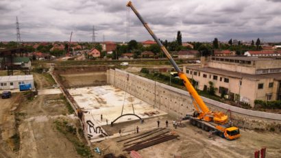 Constructorul pasajului Solventul începe montarea tunelului pe sub liniile de tren