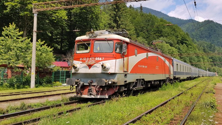 Circulaţia trenurilor, îngreunată pe secţia Radna-Ilteu, din cauza lipsei de tensiune în linia de contact