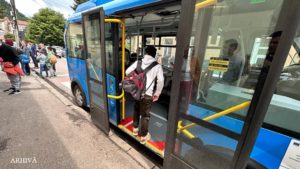 Elevii din Deva pot circula gratuit cu autobuzele din oraș