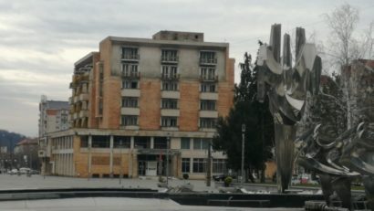 28 de amenzi pentru un hotel lăsat în paragină în centrul Reșiței