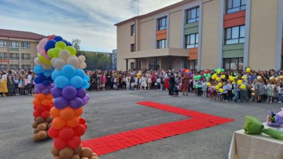 Aproape 1.200 de elevi din Deva au început cursurile într-o şcoală reabilitată integral prin fonduri UE