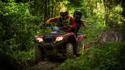 Trei tinere s-au răsturnat cu un ATV, la poalele Retezatului