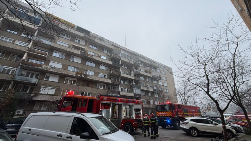 Zeci de oameni evacuați din cauza unui incendiu într-un bloc din Timișoara