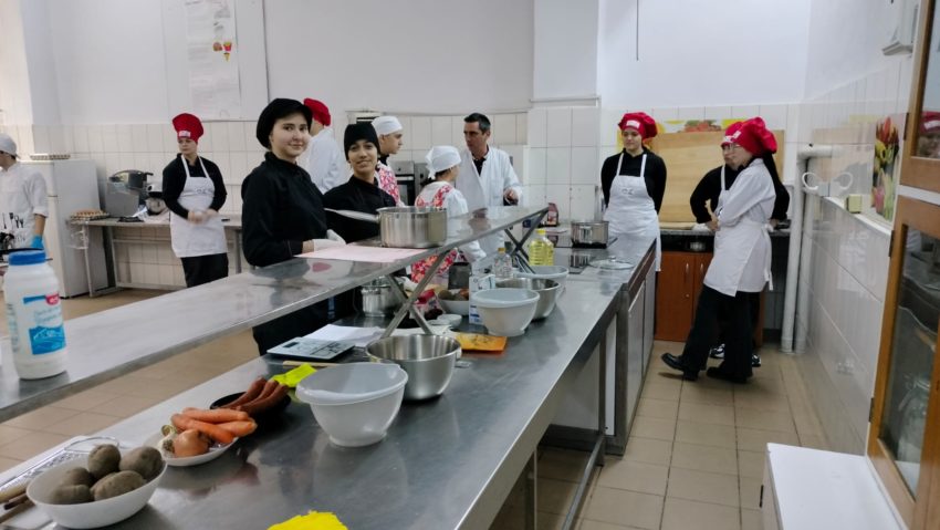 Parada Etniilor din Banat. Zeci de elevi s-au întrecut într-o competiție culinară la Timișoara