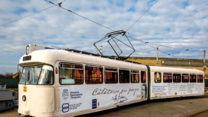 Public tot mai tânăr în sălile de spectacol din Timișoara, orașul unde circulă tramvaiul cu poezii