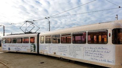 Public tot mai tânăr în sălile de spectacol din Timișoara, orașul unde circulă tramvaiul cu poezii